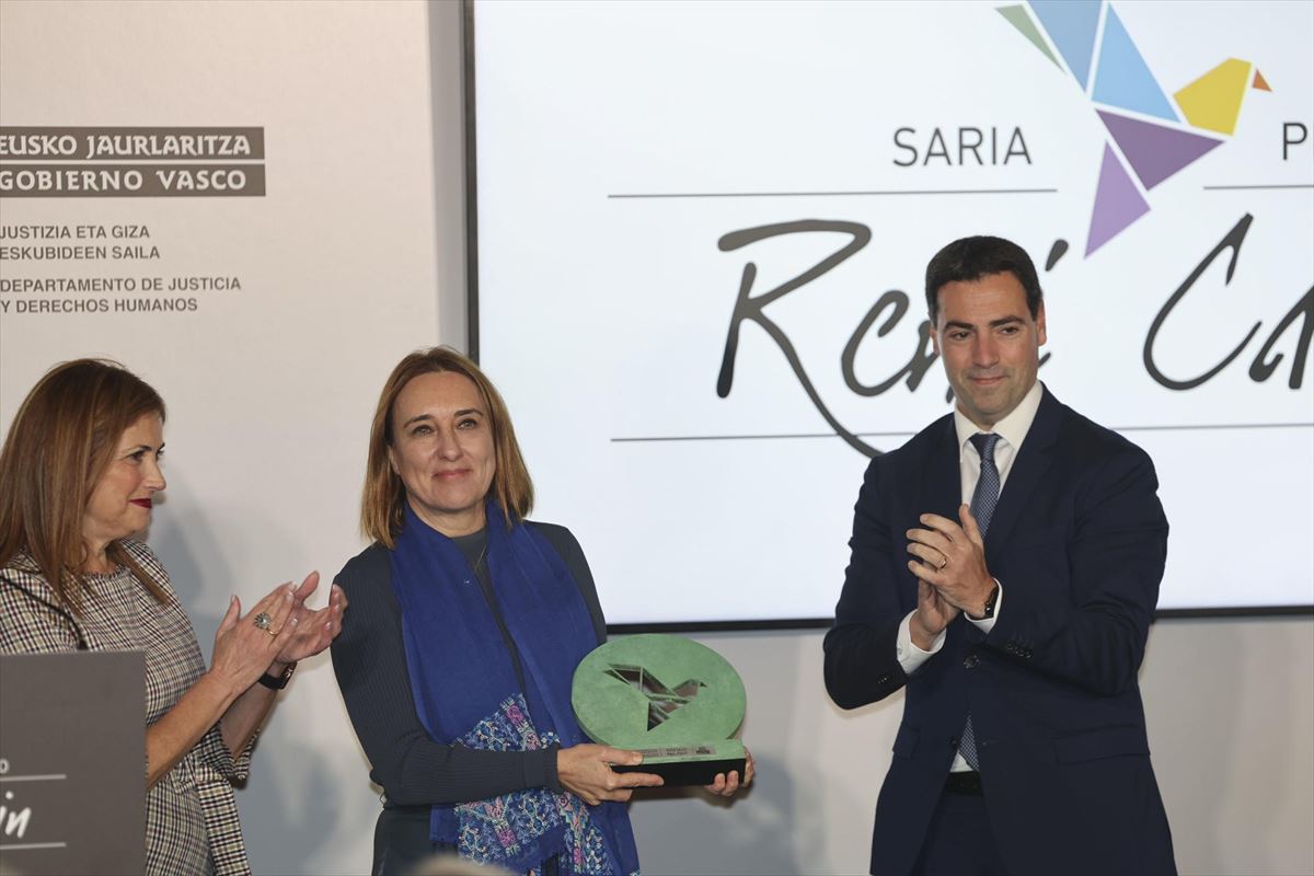 Marta Lorenzo recoge el premio. Foto: EFE.