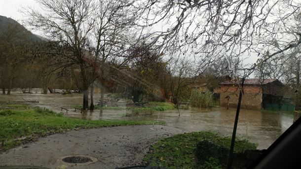 El río Baias desbordado a su paso por el concejo de Hereña