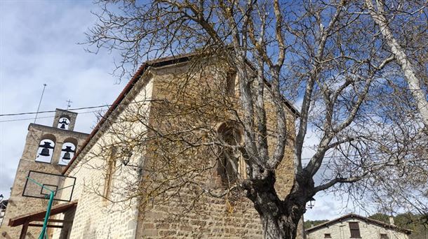 En el iglesia de S. Bartolomé de Olano destacan en su exterior dos ventanales románicos