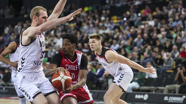 Hlinason, en una acción defensiva sobre Ayayi, del Cholet. Foto: EFE. 