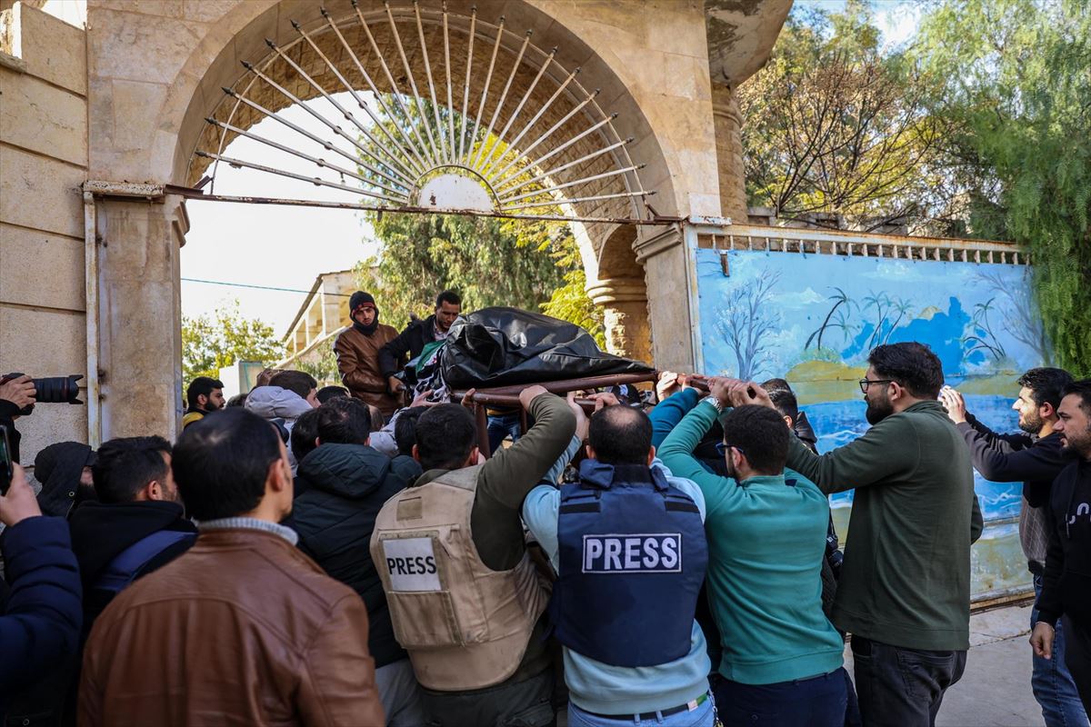 Funeral de Anas al-Kharboutl, fotoperiodista asesinado en Siria. EFE. 