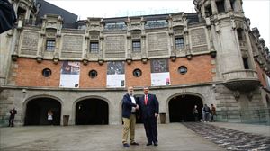 Fernando Pérez junto a Juan Mari Aburto frente Azkuna Zentroa.