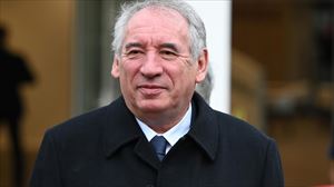 Macron nombra al centrista Bayrou como primer ministro tras la caída de  Barnier