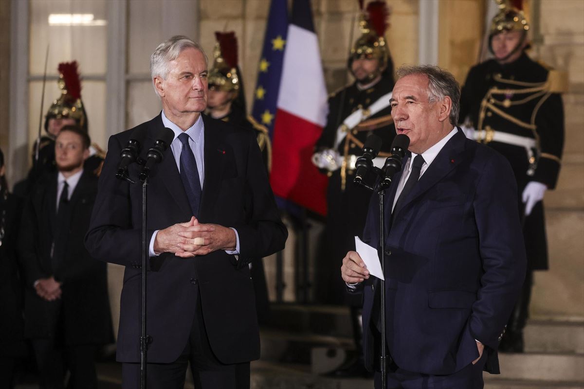 François Bayrou Frantziako lehen ministro berria eta Michel Barnier, bere aurrekoa. Argazkia: EFE