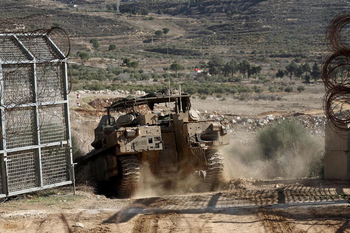 Blindados israelíes penetrando en zona desmilitarizada siria. Foto: EFE