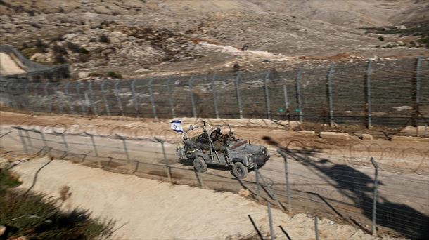 Israelgo Armadaren ibilgailu bat Siriako Golan gainetan, larunbat honetan. EFE. 