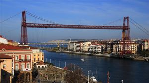 El Puente Bizkaia retoma su servicio, tras sustituirse la pieza averiada