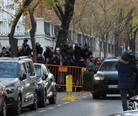 De Aldama llega al Supremo acompañado del líder de Desokupa, organización vinculada a la extrema derecha