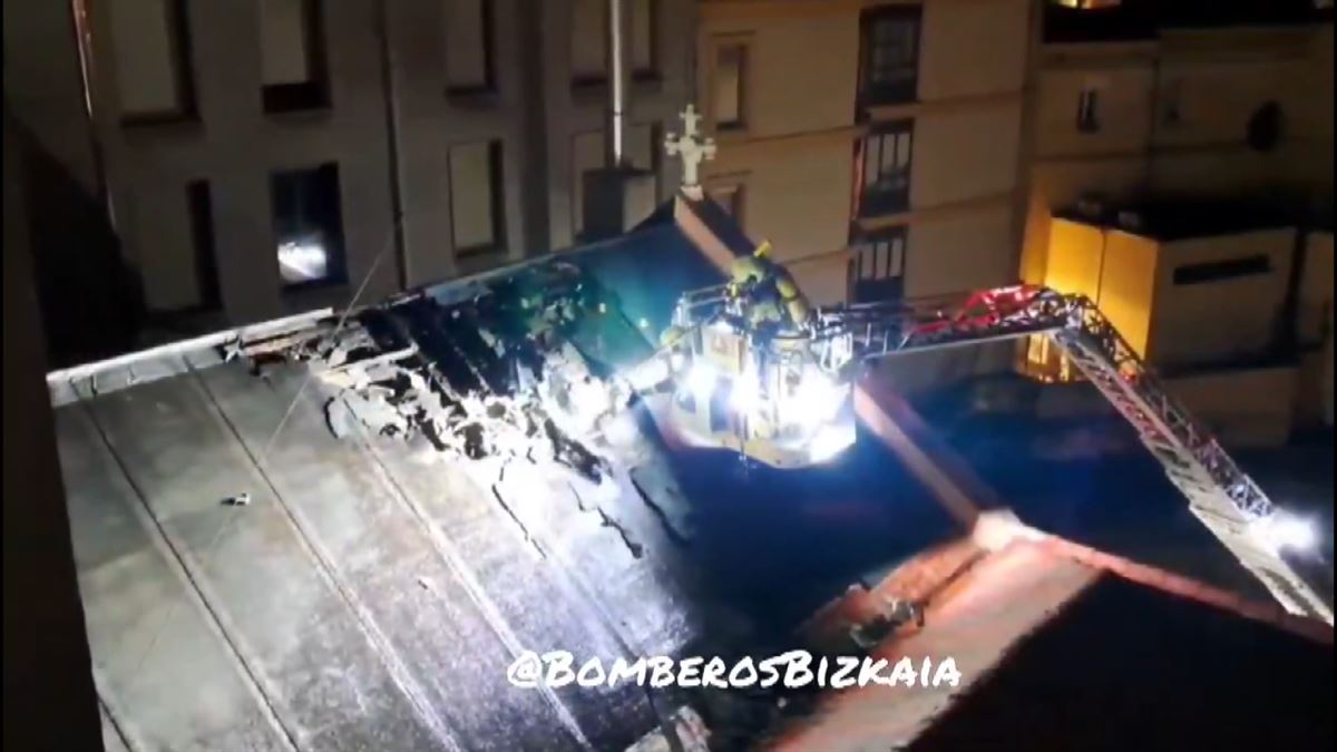 Bomberos actuando en el tejado de la capilla. 