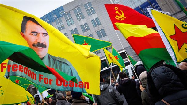 Abdullah Ocalan PKK alderdiko buruzagiaren irudia bandera batean, Turkiaren esku-hartzearen aurka Bruselan egindako protestan. Argazkia: EFE