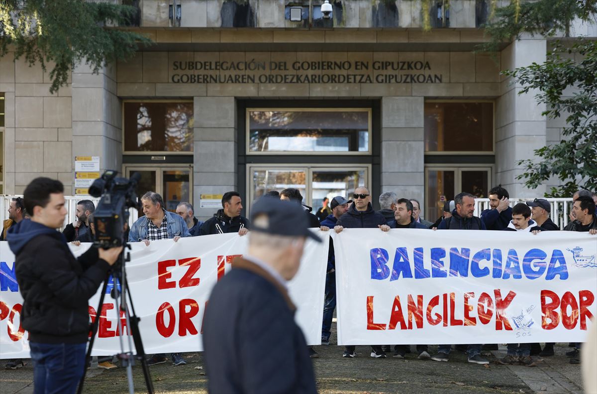 Concentración frente a la sede de la Subdelegación del Gobierno español en Gipuzkoa. Foto: EFE