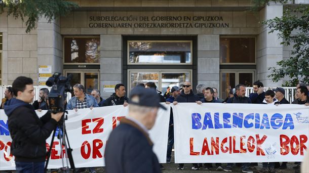 Elkarretaratzea Espainiako Gobernuak Gipuzkoa duen Ordezkariordetzaren egoitza aurrean. EFE