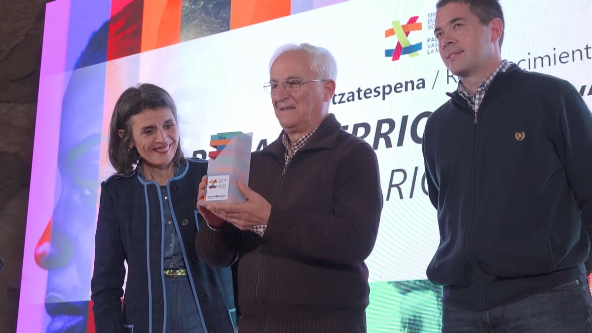 Acto en Laguardia. Imagen obtenida de un vídeo de Irekia.