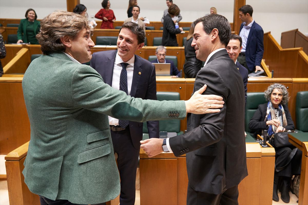 Andueza, D'Anjou y Pradales se saludan durante el pleno de este viernes. 