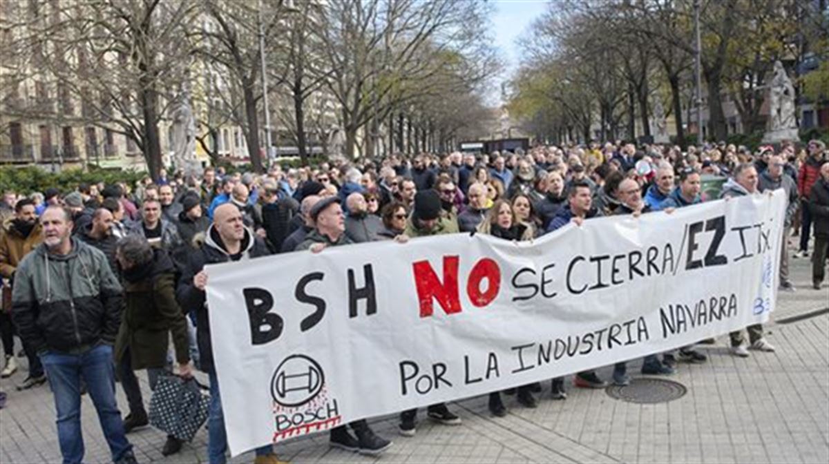 BSHko langileen elkarretaratzea Nafarroako Parlamentuan. Argazkia: EITB