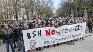 Concentración de trabajadores de BSH ante el Parlamento de Navarra. FOto: EITB