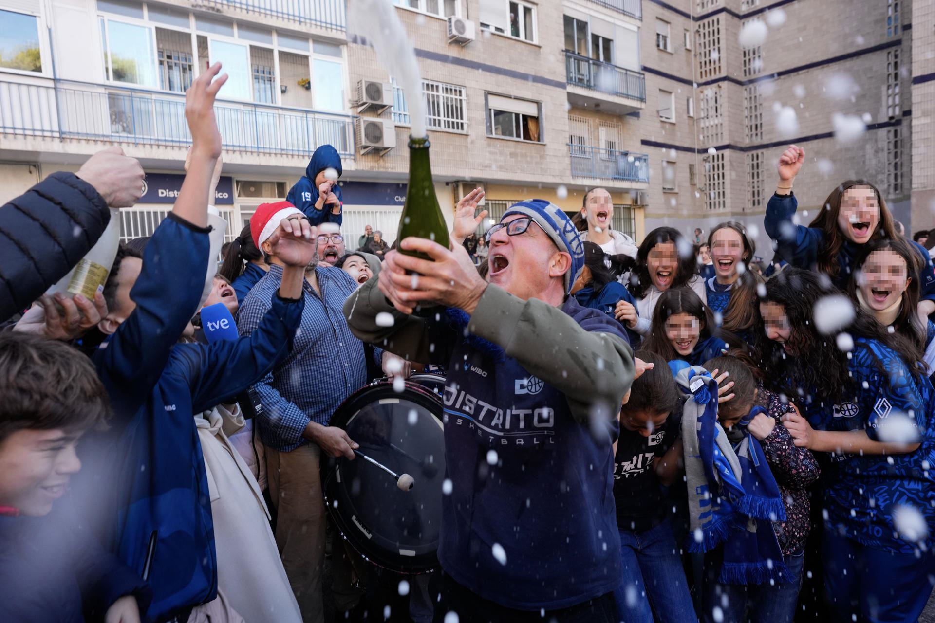 Saskibaloi klubeko jendea, saria ospatzen. EFE. 