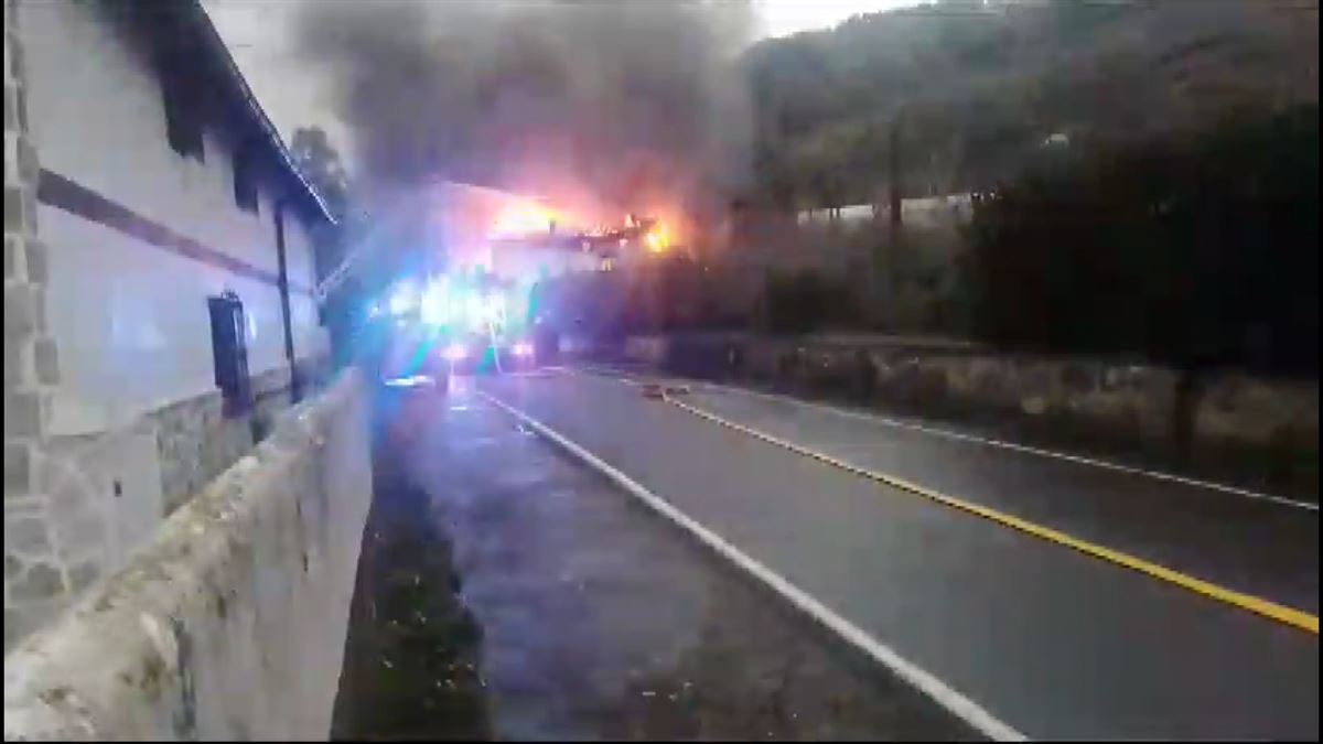 Caserío calcinado en Bermeo. Foto: Bomberos de Bizkaia