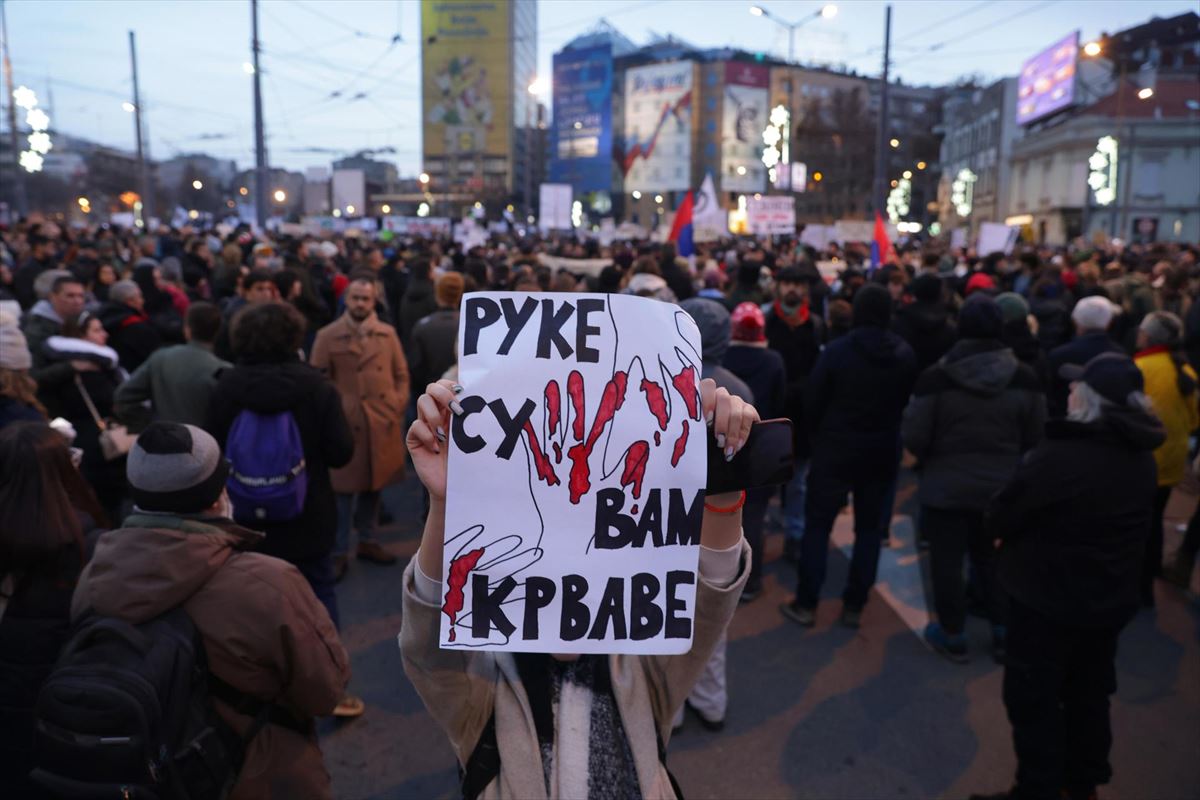 Uno de los carteles de la manifestación de Belgrado. Foto: EFE