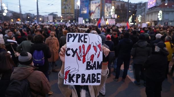 Belgradeko manifestazioan ikusi diren karteletako bat. Argazkia: EFE