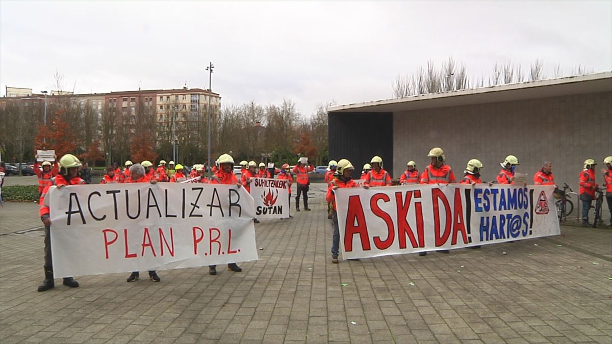 Bomberos de Vitoria-Gasteiz, en una protesta, la semana pasada. Foto: EITB Media