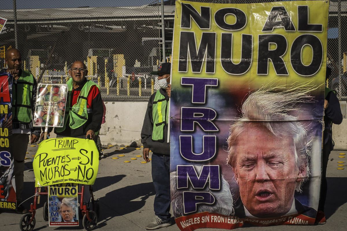 Migrantes protestan en la frontera norte de México contra amenazas de Trump