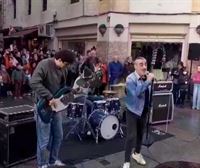 Gatibu ofrece un concierto improvisado en plena calle en Gernika