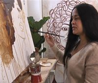 Delia Izabel, kafearekin mihiseak margotzen dituen artista