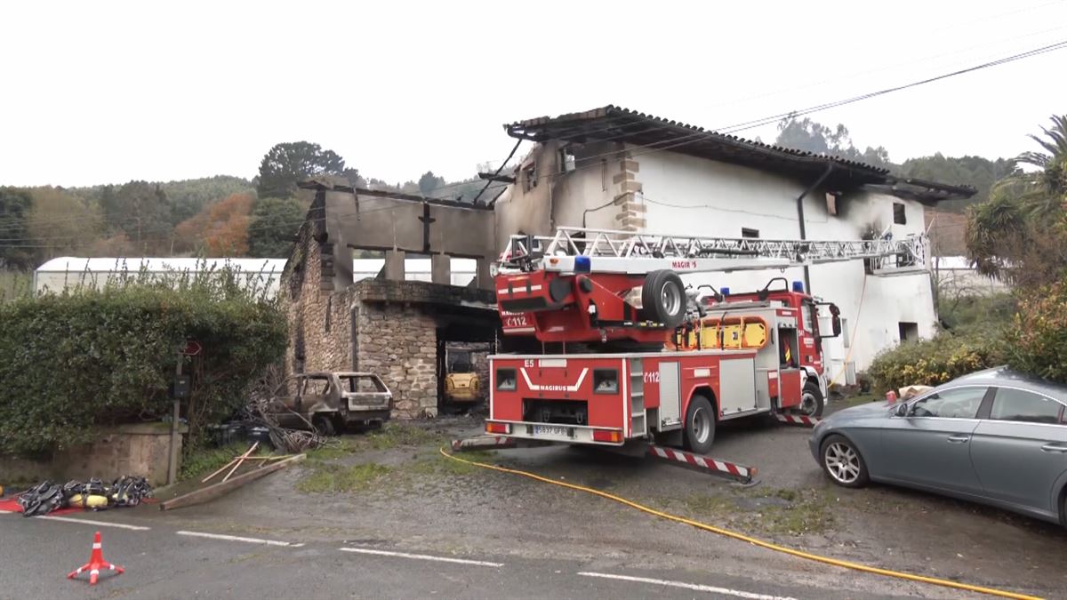 El caserío de Bermeo incendiado este domingo. Foto: Bomberos de Bizkaia