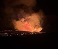 Kilauea sumendi hawaiiarra erupzioan sartu da, 80 metroko laba-iturriekin