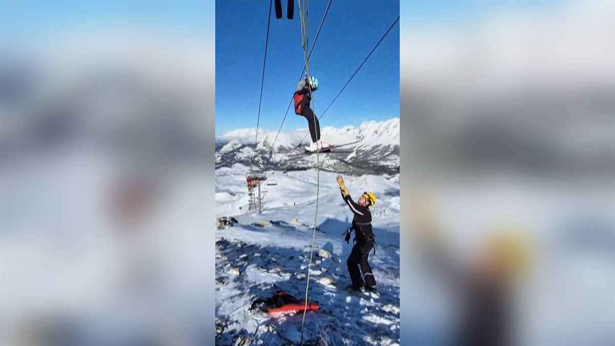 Rescate de un niño. Imagen obtenida de un vídeo de Agencias.