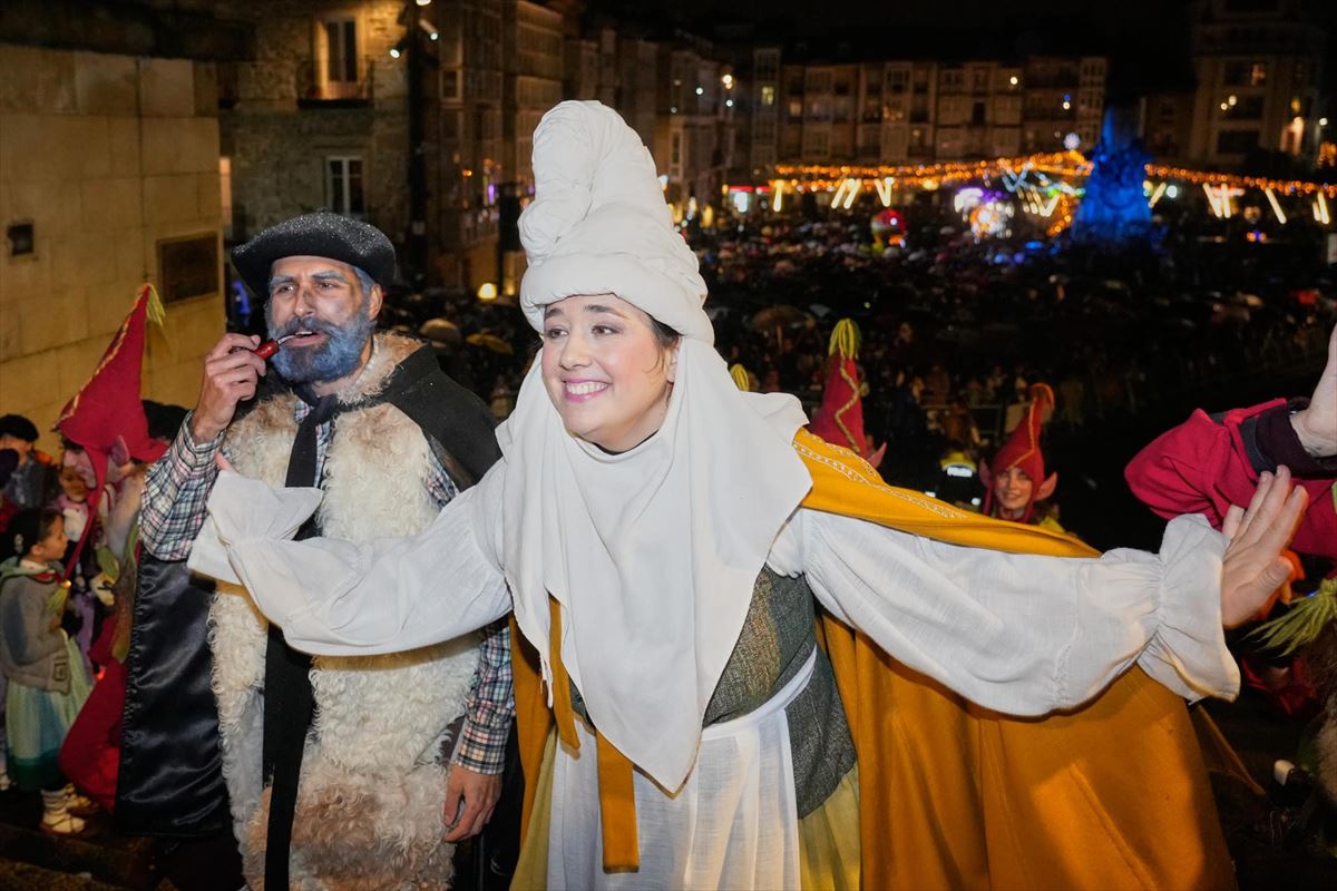 Olentzero y Mari Domingi en Vitoria-Gasteiz. Foto: EFE.