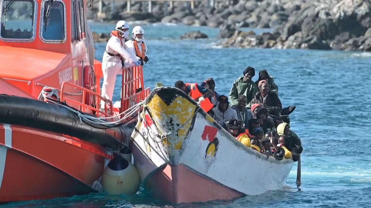 Rescate de cayuco. Imagen obtenida de un vídeo de EITB Media.