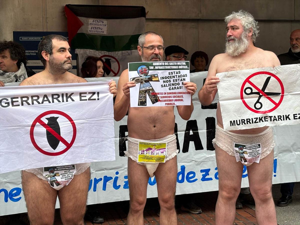 Protesta en pañales ante la delegación del Gobierno vasco en Bilbao. EFE.