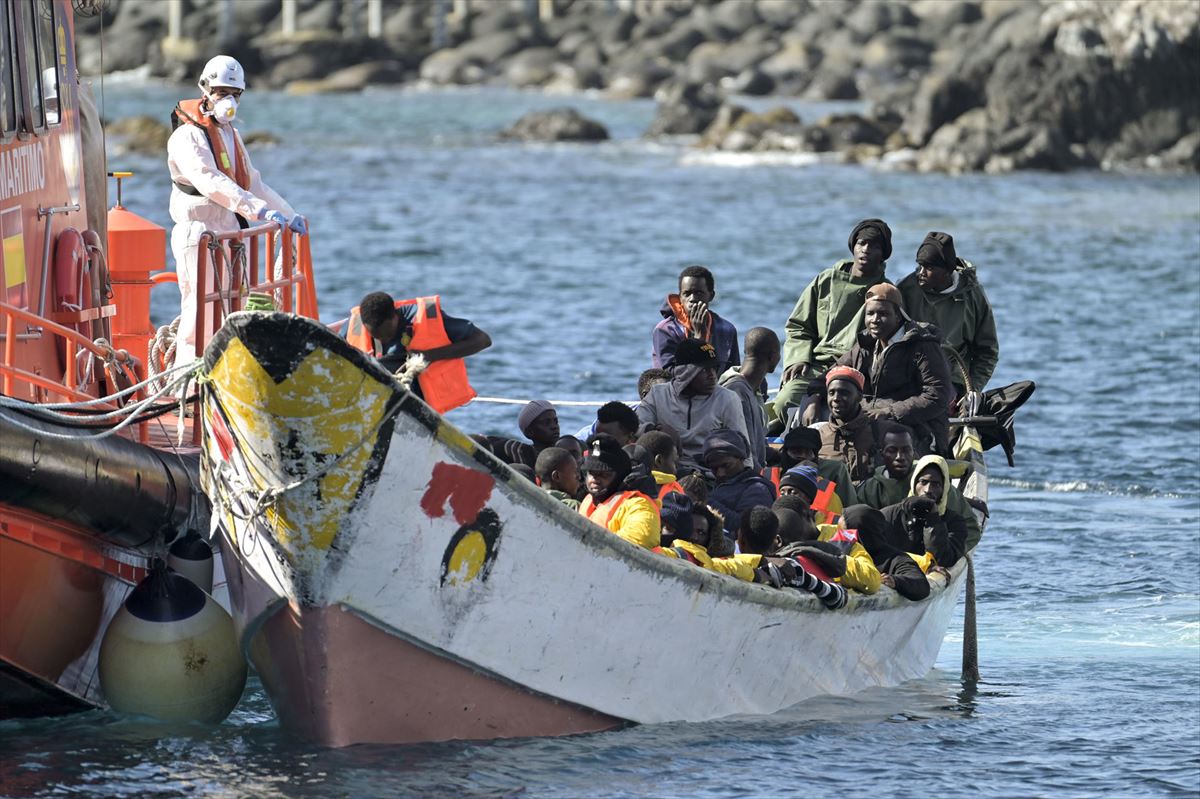 Una de las ocho embarcaciones llegadas a Canarias en poco más de 24 horas. Foto: EFE