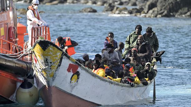 Pertsona migratzaileak daramatzan ontzi bat, Kanariar Uharteetan. Argazkia: EFE