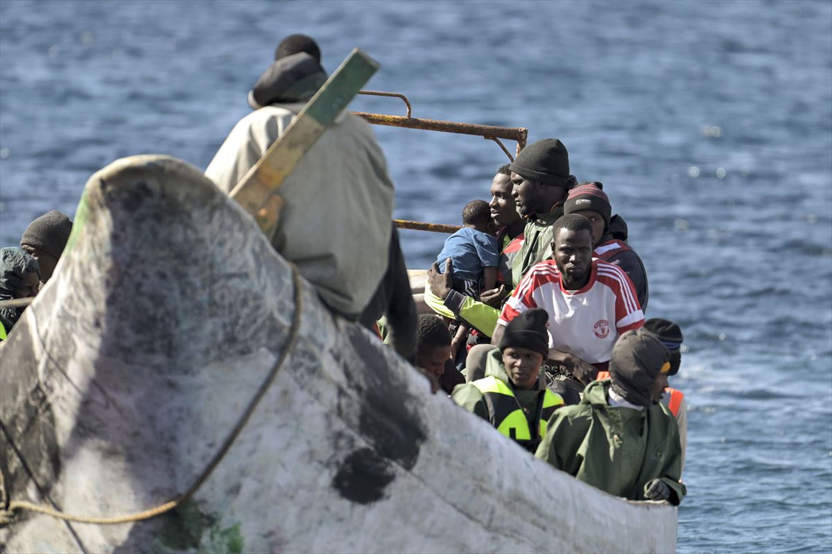 Un cayuco con personas migrantes en Canarias. Foto: EFE