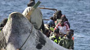 Un cayuco con personas migrantes en Canarias. Foto: EFE