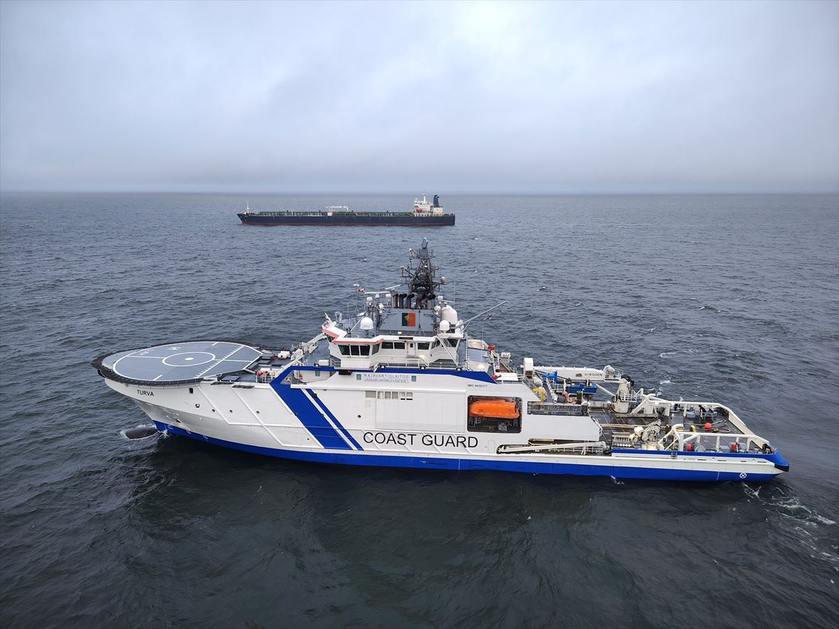 Un buque de la Guardia Fronteriza de Finlandia frente al barco sospechoso. Foto: @SuomenPoliisi