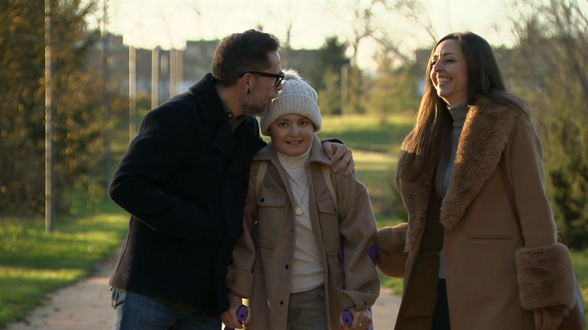 Marieta Muñoz, junto a sus padres, Jesús Muñoz y Marina Grande, en Vitoria-Gasteiz. Imagen: EITB