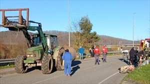 Un motorista de 23 años herido grave al colisionar contra un tractor en Bakaiku
