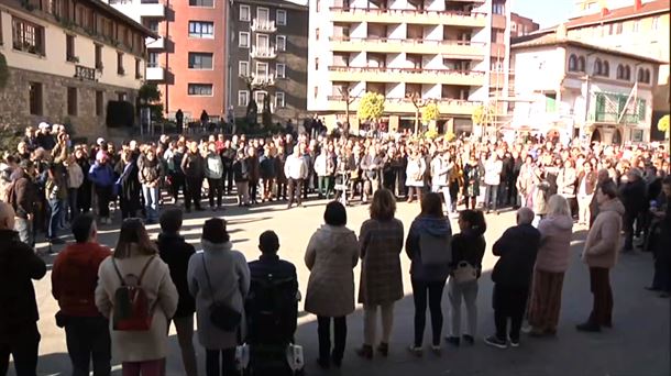 Arrigorriagako herritarrek elkarretaratzea egin zuten erasoa gaitzesteko. Argazkia: EITB Media.
