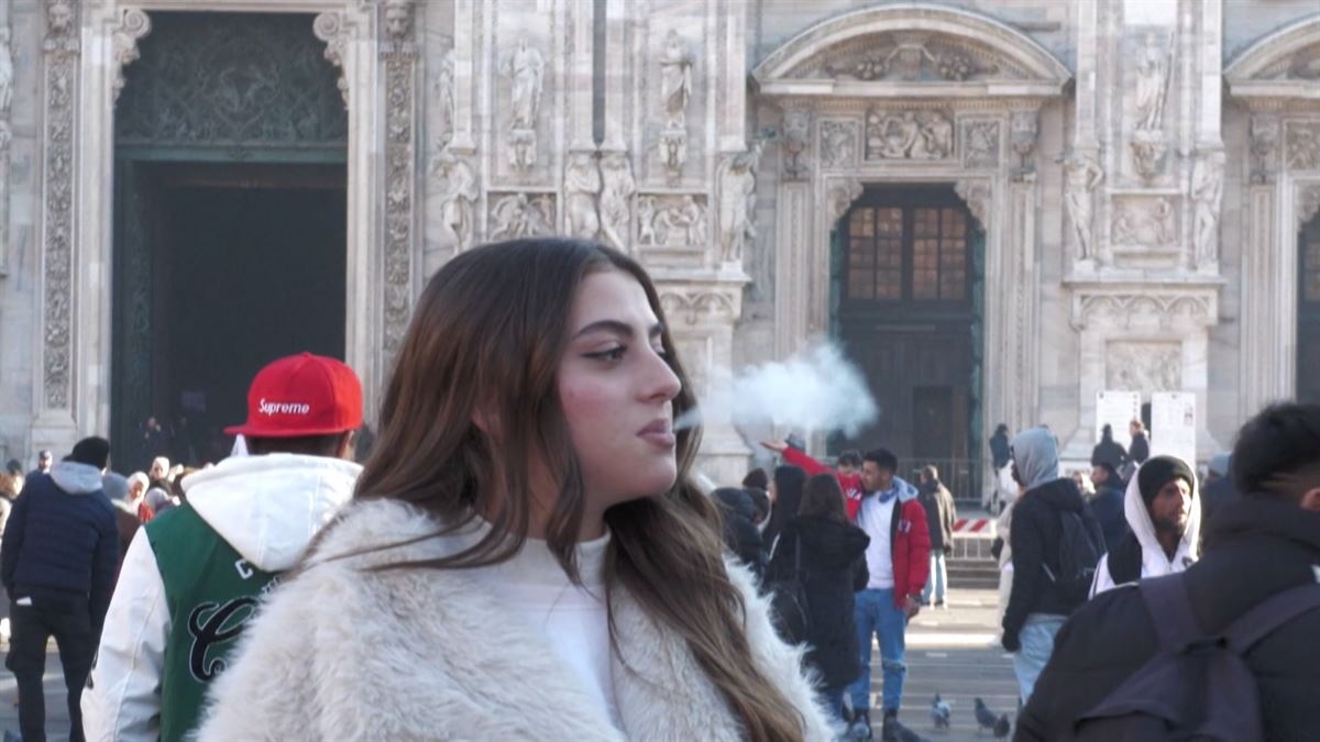 Mujer fumando en Milán. Imagen obtenida de un vídeo de Agencias. 