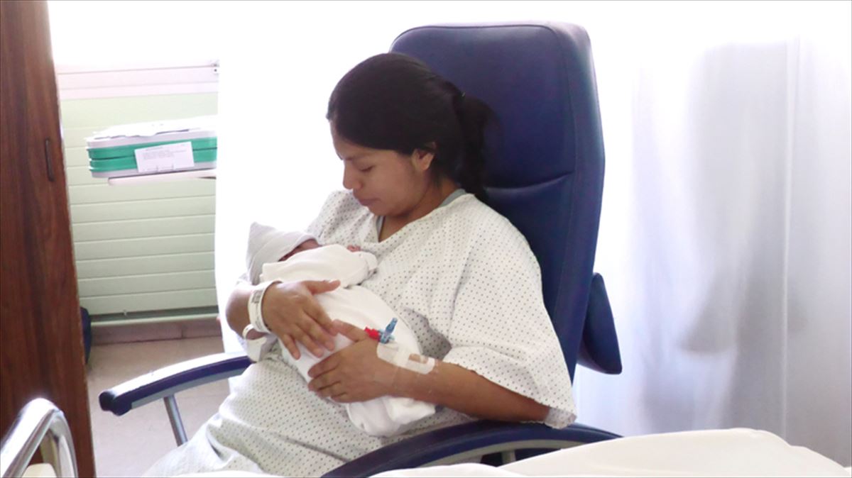 Angelica Sofía, en brazos de su madre, en el Hospital Donostia