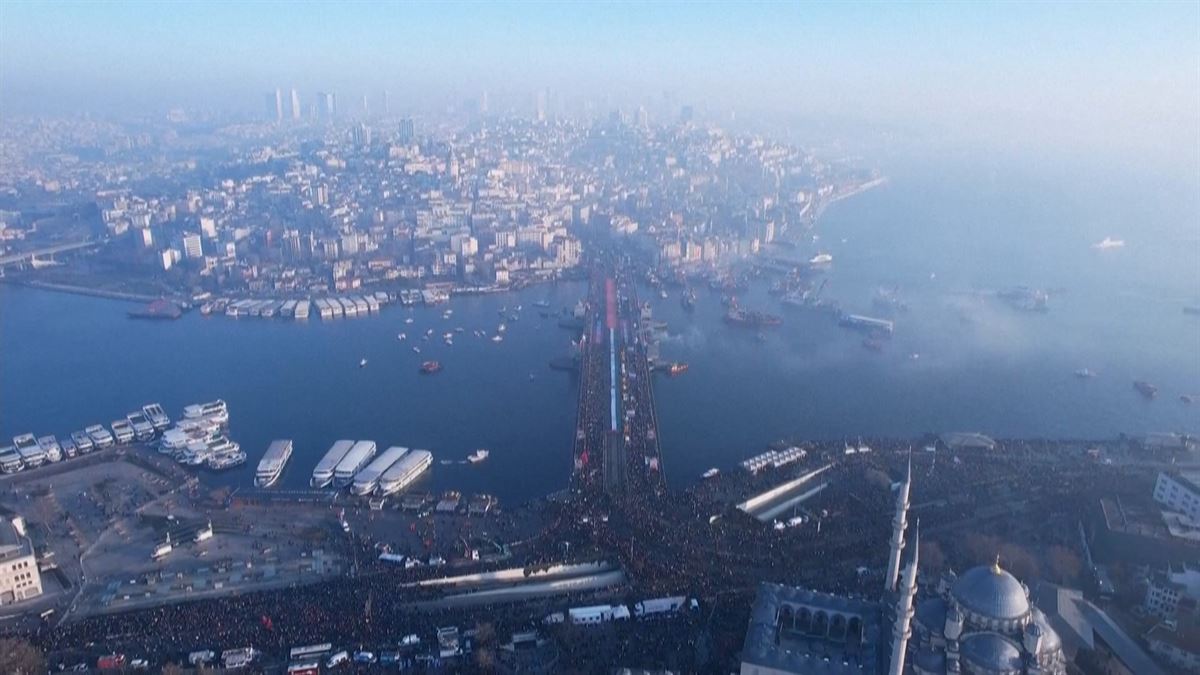 Dozenaka milaka pertsona, Istanbuleko (Turkia) Galata zubian eta inguruetan. Irudia: AP