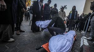 Víctimas del ataque contra el campamento de refugiados de Bureij, en el centro Gaza. Foto: EFE