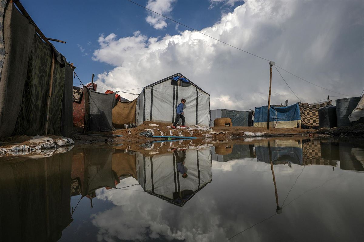 A displaced child walks through a camp in Deir Al Balah, Gaza Strip. Photo: EFE