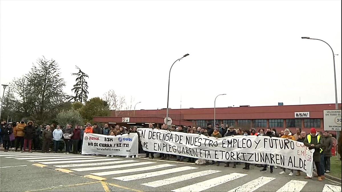 Concentración de los trabajadores de la planta de BSH en Esquíroz. Imagen: EITB