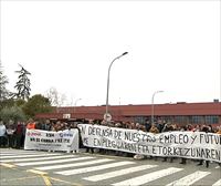 Trabajadores de BSH se concentran frente a la planta de Esquíroz y reclaman mantener sus empleos