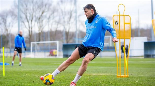 Facundo Garcés juega el balón en su primer entrenamiento. Foto: Alavés. 